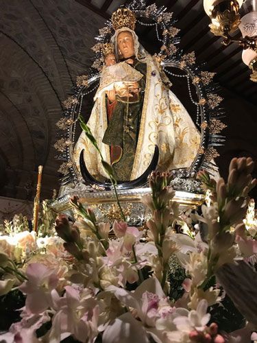 Adolfo Floristas Variedad Decorados con flores para iglesia eventos virgen