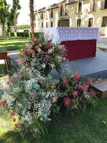Adolfo Floristas Variedad Decorados con flores para iglesia eventos religiosos ramos flores